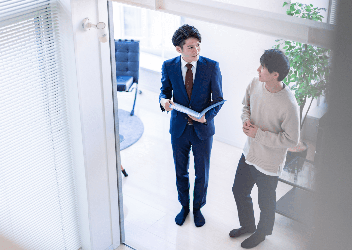 会話をしている二人の男性