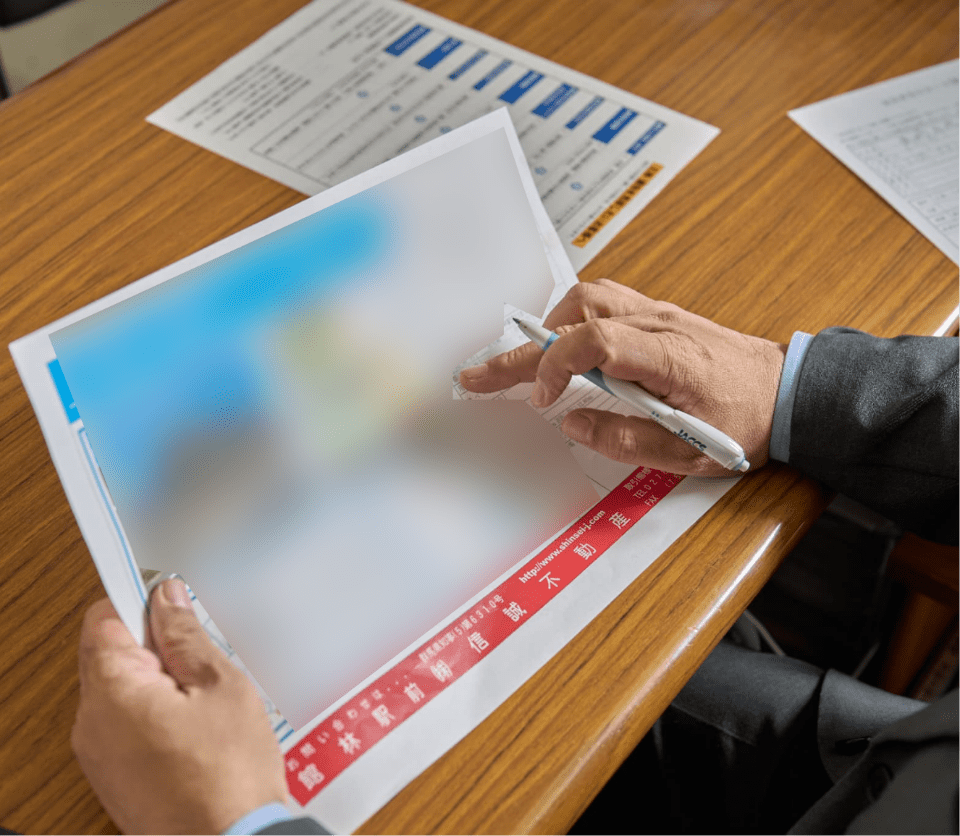 書類の確認をしている社員