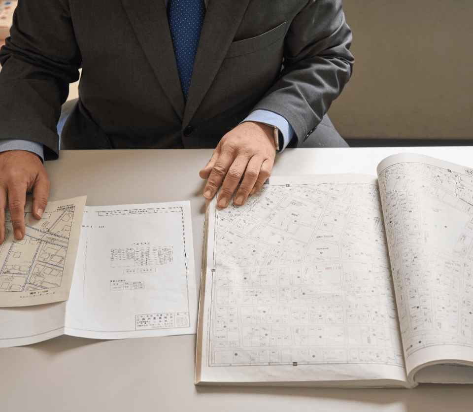 書類の確認をしている社員