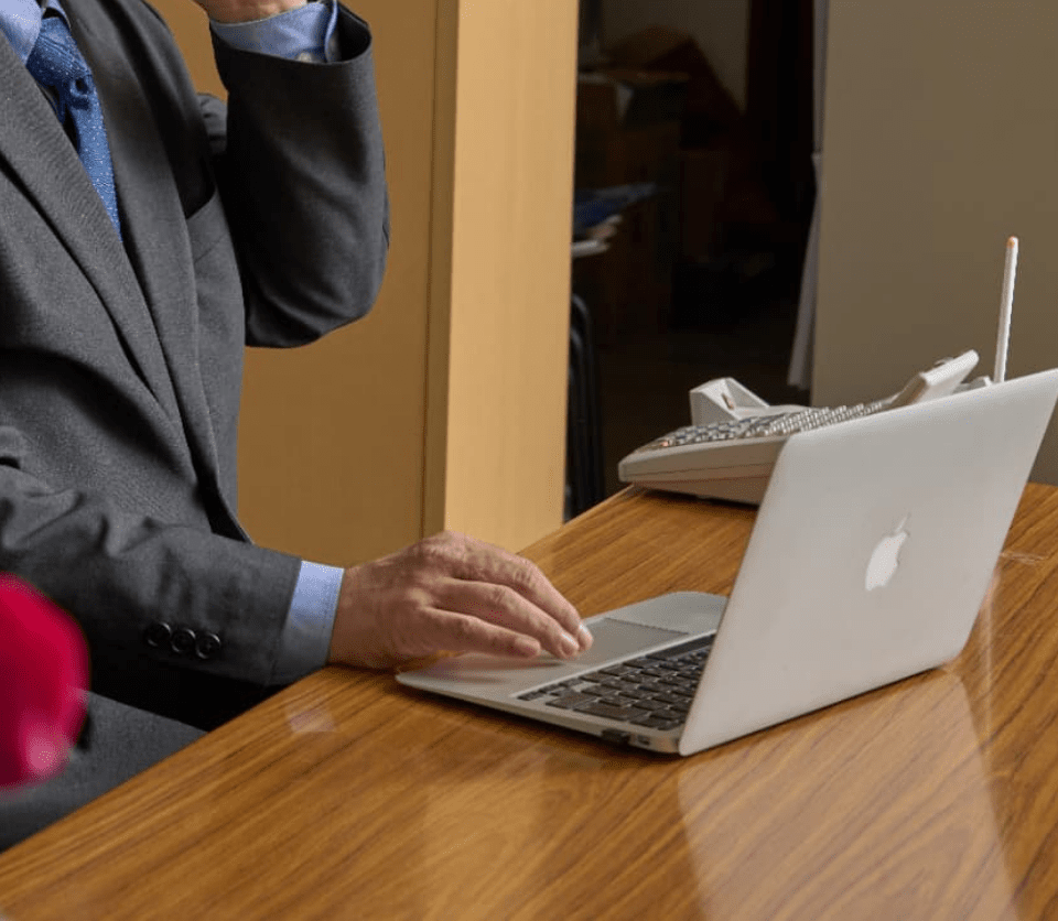 パソコンを触っている男性