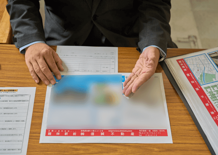 説明をしている男性